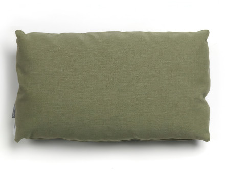 Prostokątna poduszka w kolorze zgniłej zieleni leżąca na białym tle.