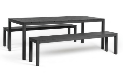 Zestaw ogrodowy: prostokątny stół aluminiowy w kolorze czarnym z dwiema dopasowanymi ławkami.