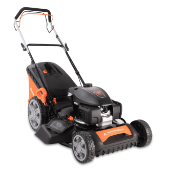 Kosiarka spalinowa Yard Force – widok z przodu pod kątem, z pomarańcznym koszem i dużymi kołami.