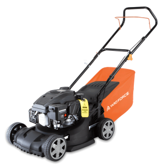 Kosiarka spalinowa Yard Force z pomarańcznym koszem na trawę, widok z przodu pod kątem.