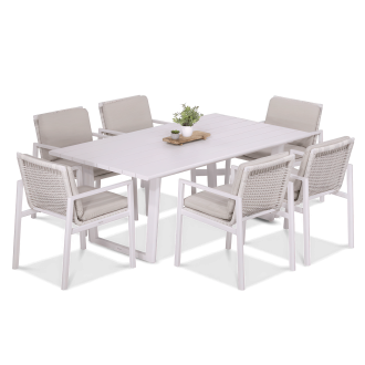 Zestaw mebli ogrodowych – biały stół z sześcioma krzesłami z poduszkami, widok studyjny.