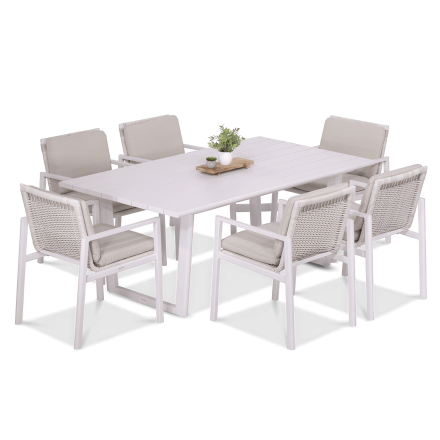 Zestaw mebli ogrodowych – biały stół z sześcioma krzesłami z poduszkami, widok studyjny.