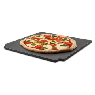 Kamień do pizzy Weber z pizzą z mozzarellą, pomidorami i bazylią.