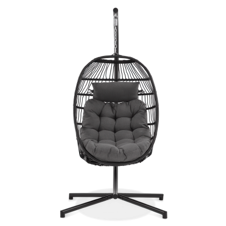 Widok od przodu na czarny fotel kokon wiszący Harmony Black, który wyróżnia się głębokim, pikowanym siedziskiem i poduszką w grafitowym kolorze.