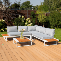 Kompletny zestaw aluminiowych mebli ogrodowych SPECTRA White, z drewnianymi wstawkami z drewna eukaliptusowego, widoczny na drewnianym tarasie. Na stoliku kawowym stoją kwiaty.