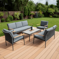 Zestaw wypoczynkowy ustawiony na tarasie w ogrodzie.