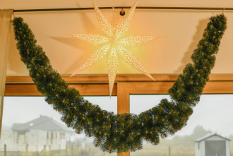 gęsta girlanda świerkowa comet zawieszona nad oknem