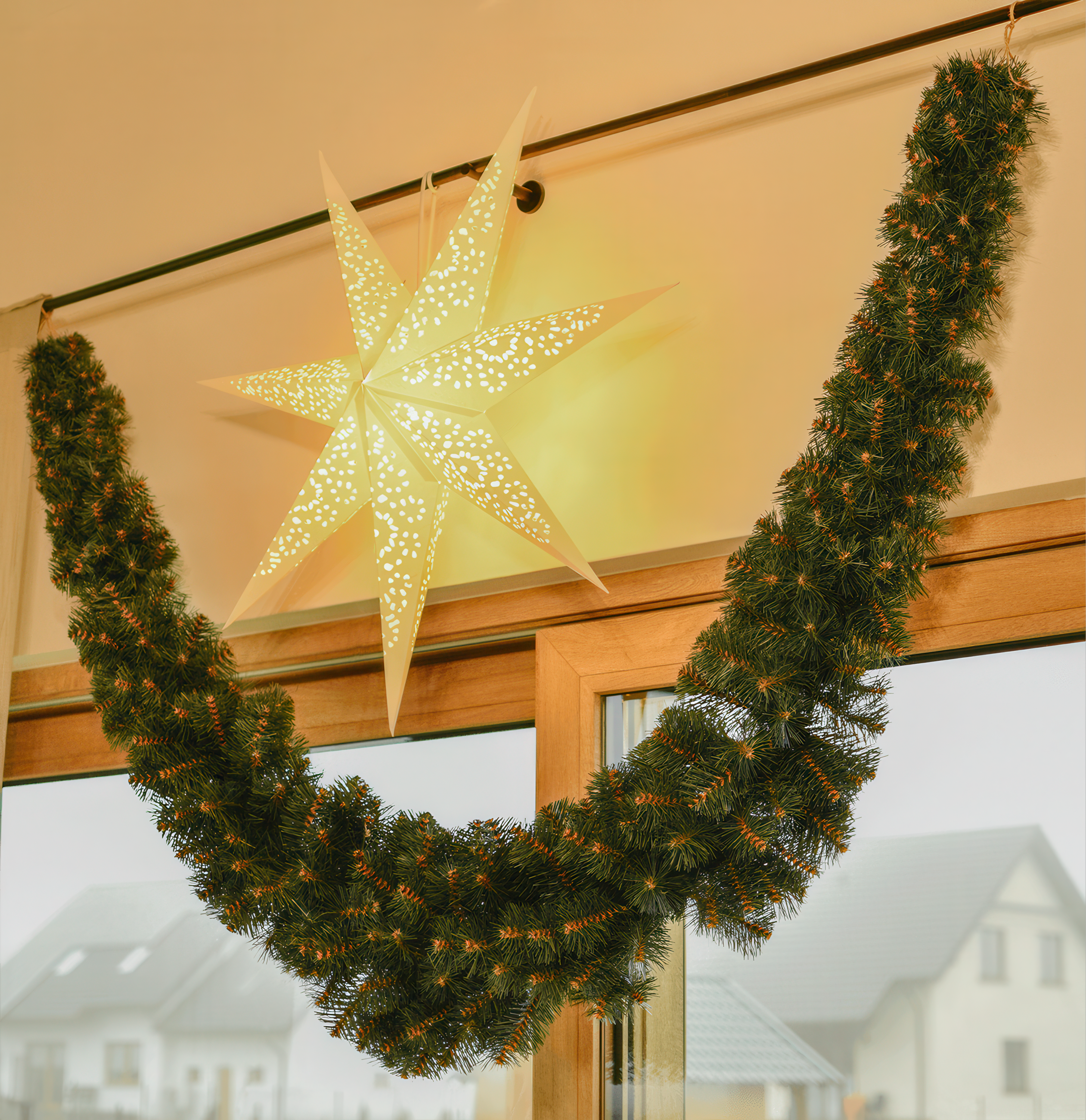 długa na 300 cm girlanda comet zawieszona nad oknem