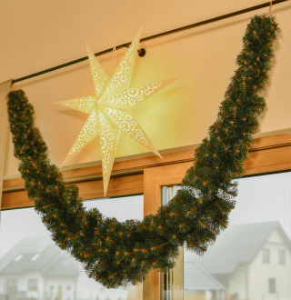 długa na 300 cm girlanda comet zawieszona nad oknem