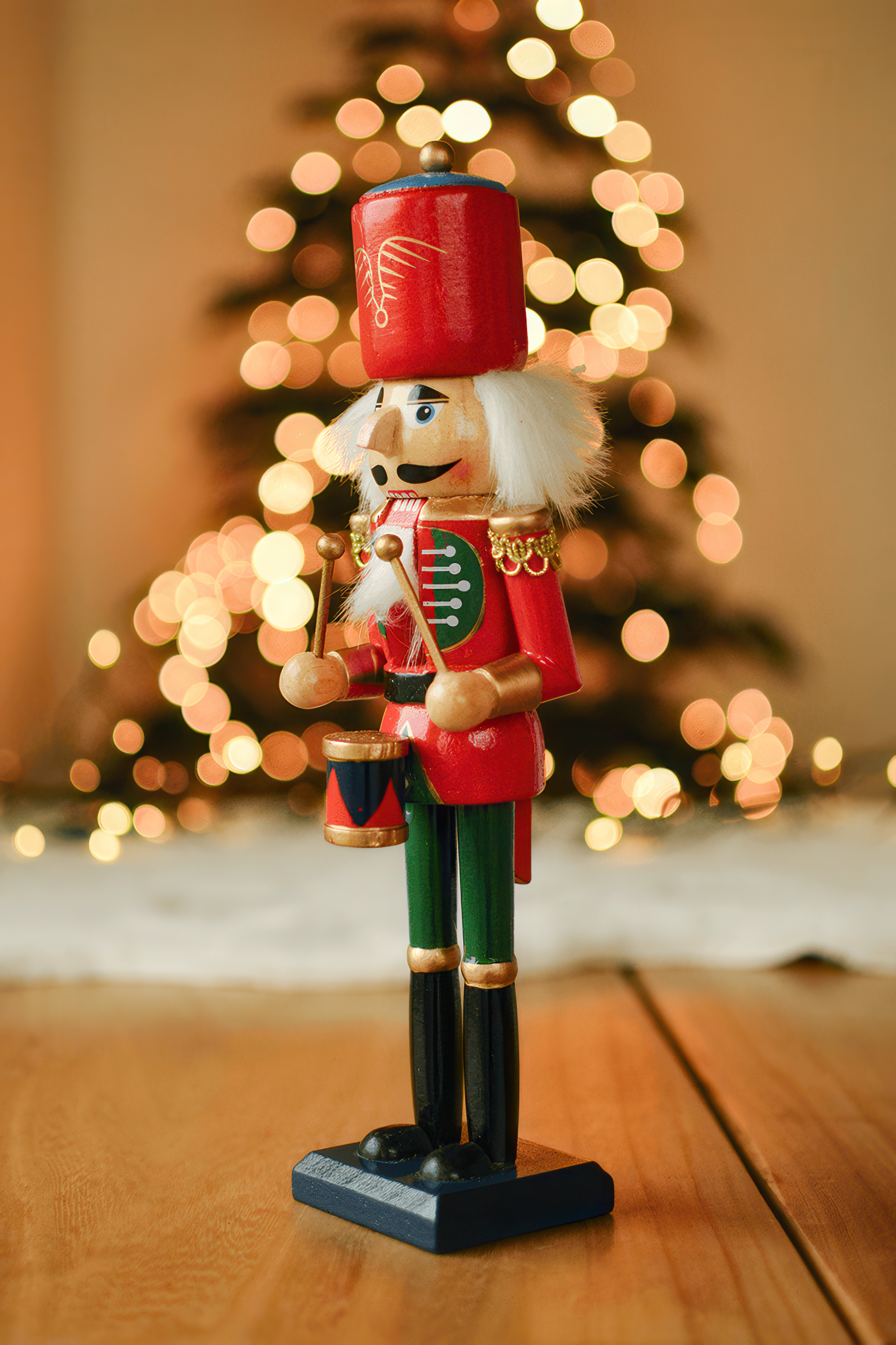 Czerwony dziadek do orzechów, drewniany ORZECHOSŁAW