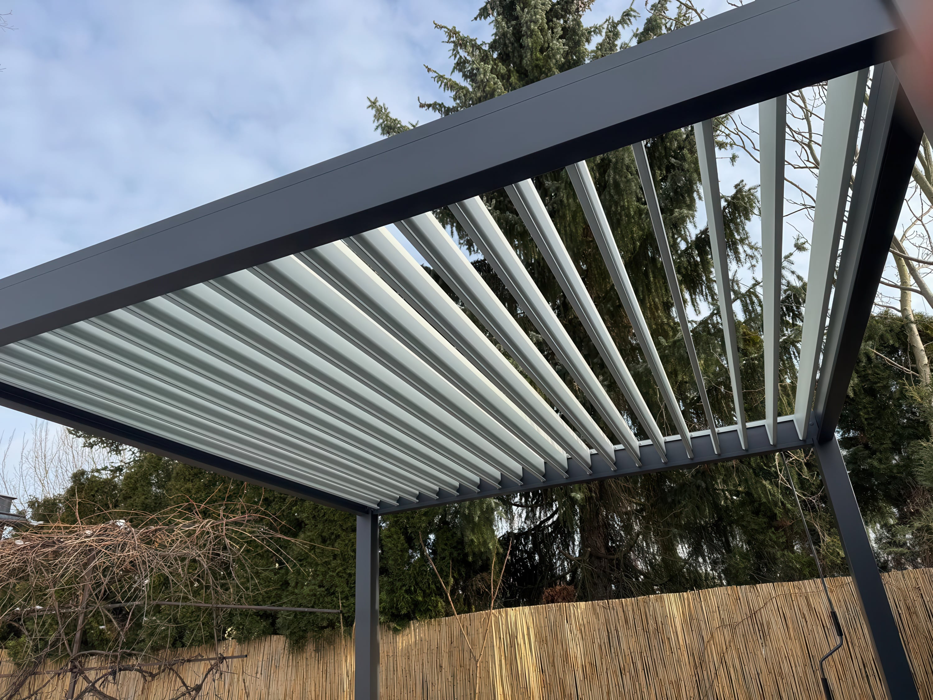 Aranżacja pergoli tarasowej ELEGANCE w rozmiarze 3x3 Anthracite/Light grey - gutroof