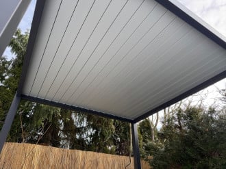 Zbliżenie na jasnoszary dach pergoli Elegance 3x4m