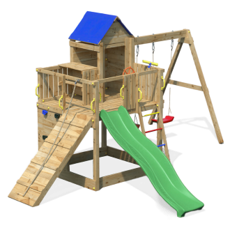 Plac zabaw składający się z wieży z niebieskim dachem, zielonej zjeżdżalni i huśtawki. Widoczny stolik, który można wykorzystać do zabawy lub rysowania. Zdjęcie zrobione na jednolitym, szarym tle