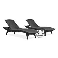 dwa leżaki w kolorze czarnym ze stolikiem pomiędzy nimi