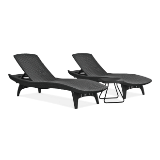 dwa leżaki w kolorze czarnym ze stolikiem pomiędzy nimi