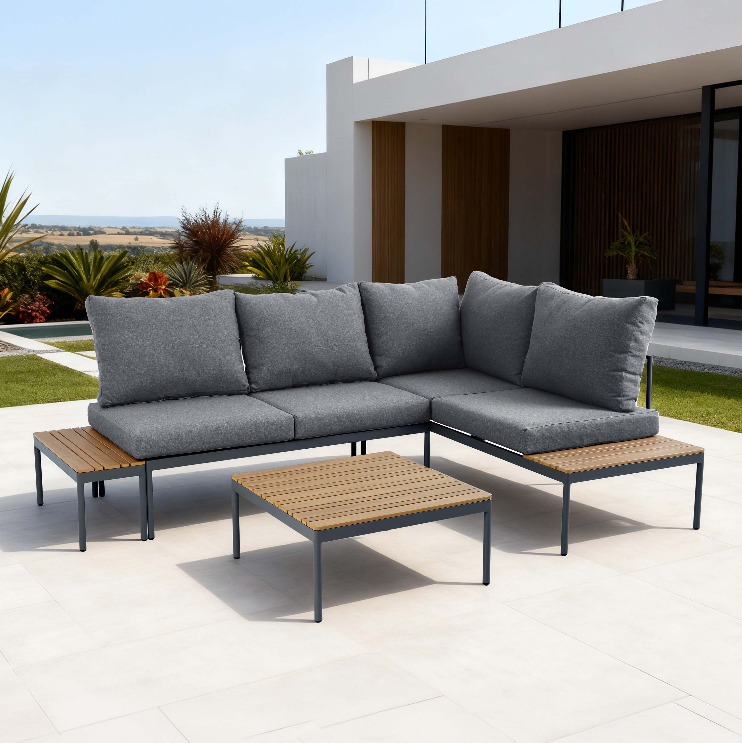 Modułowy narożnik tarasowy z szarymi poduszkami i stolikiem kawowym na tarasie