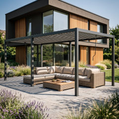 Antracytowa pergola ogrodowa PRIMARY 3x5.8 na tarasie przed nowoczesnym domem z zestawem wypoczynkowym i stolikiem kawowym