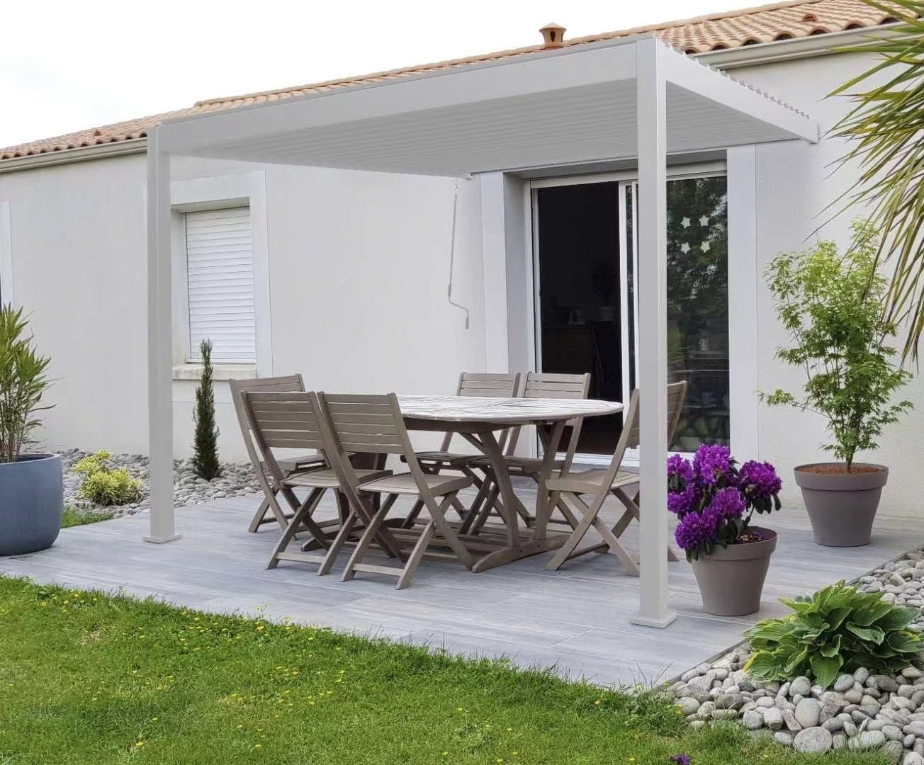 Aranżacja pergoli tarasowej, ścienna 3x3 Premium Wall White - Gutroof