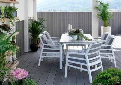 Aranżacja zestawu wypoczynkowego Nardi na przydomowym tarasie