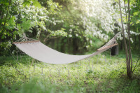 Aranżacja wiszącego hamaku w lesie