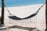 Aranżacja wiszącego hamaku na plaży