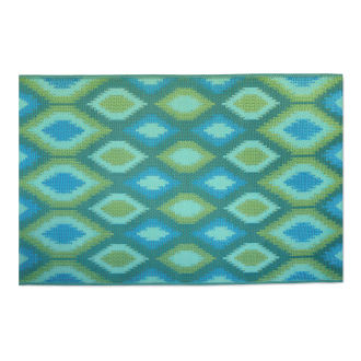 Kolorowy dywan ogrodowy w geometryczny wzór rombów w odcieniach zieleni i błękitu, widok z góry.