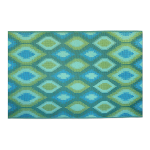 Kolorowy dywan ogrodowy w geometryczny wzór rombów w odcieniach zieleni i błękitu, widok z góry.