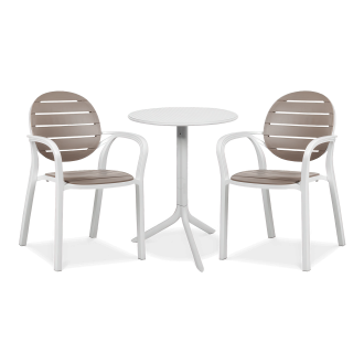 białe meble na balkon w zestawie z dwoma krzesłami i białym stołem