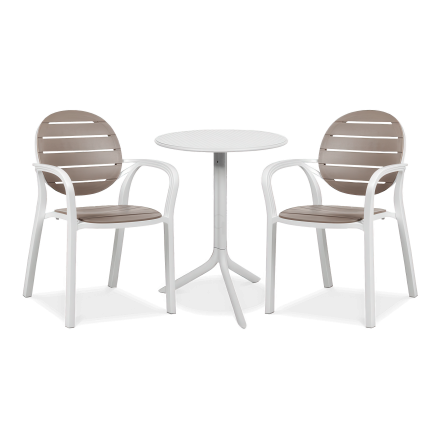 białe meble na balkon w zestawie z dwoma krzesłami i białym stołem