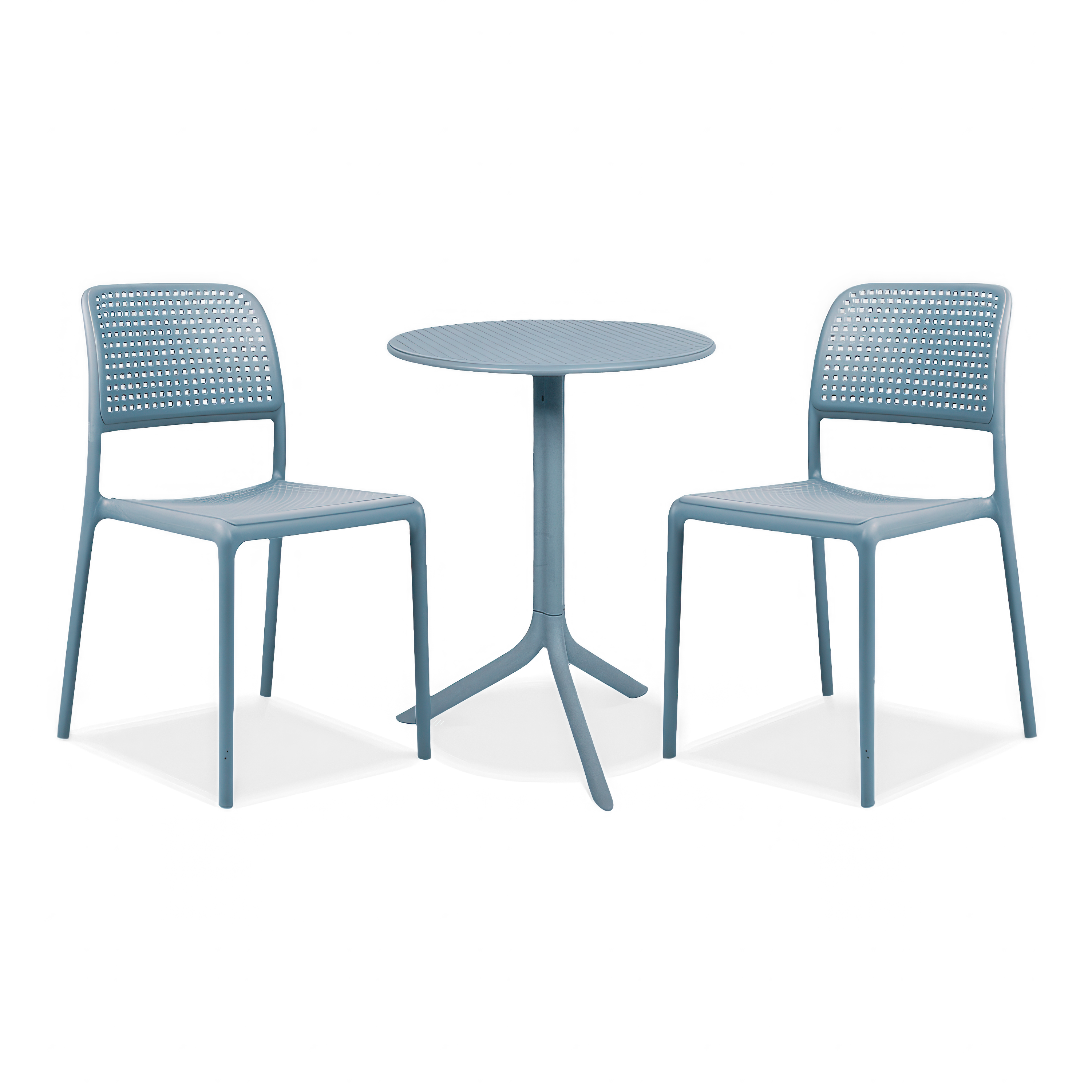 niebieskie krzesła i okrągły stolik 