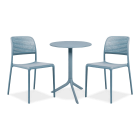 niebieskie krzesła i okrągły stolik