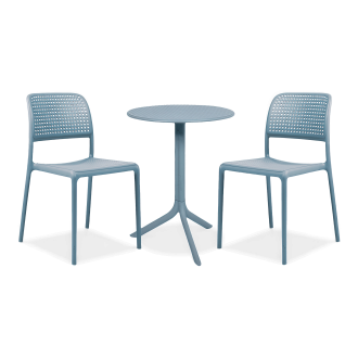 niebieskie krzesła i okrągły stolik