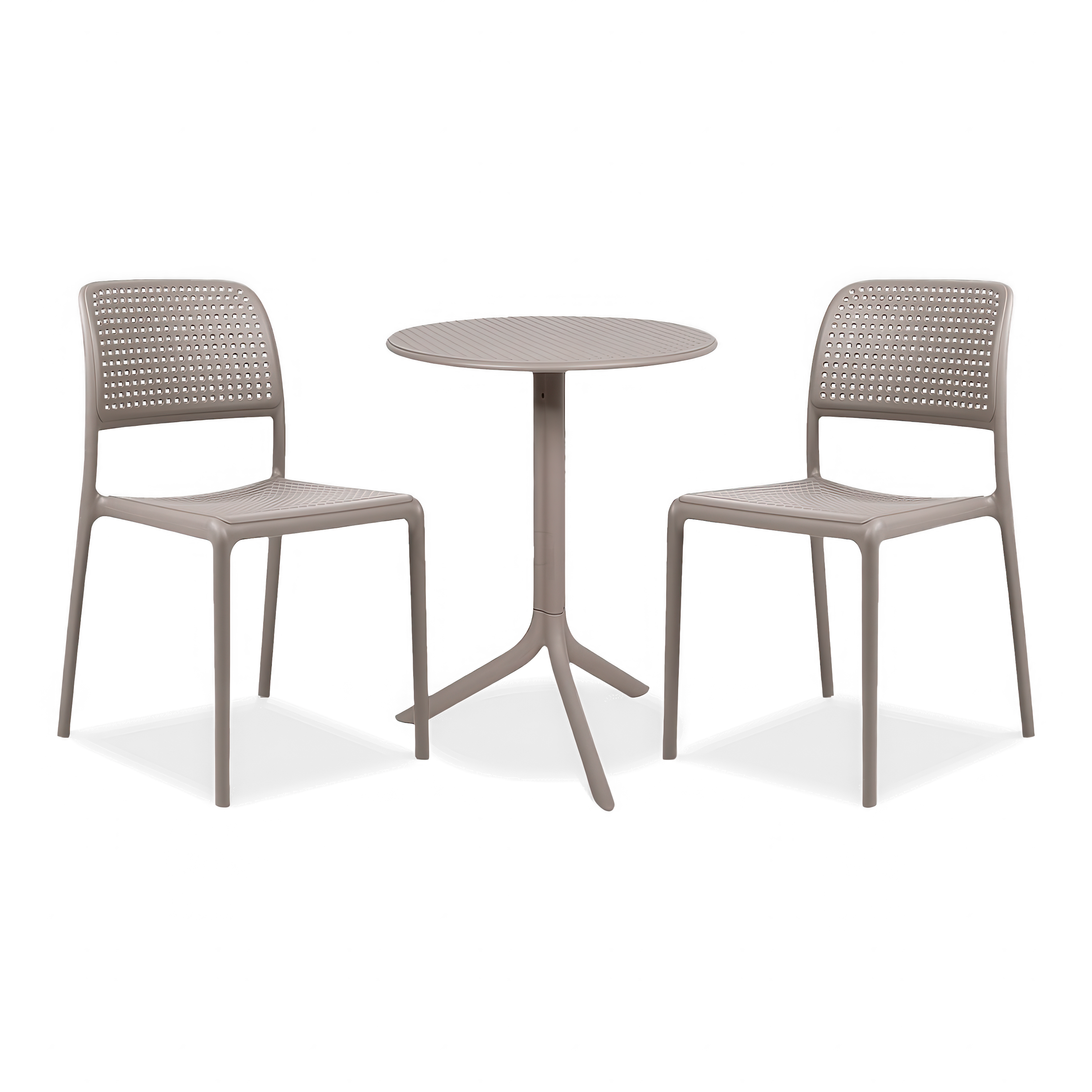 brązowe krzesła i okrągły stolik 