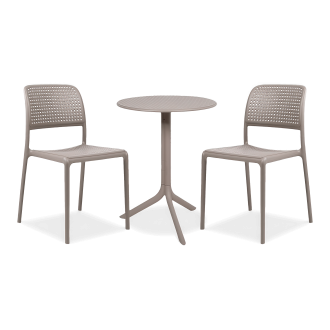 brązowe krzesła i okrągły stolik