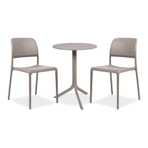 brązowe krzesła i okrągły stolik