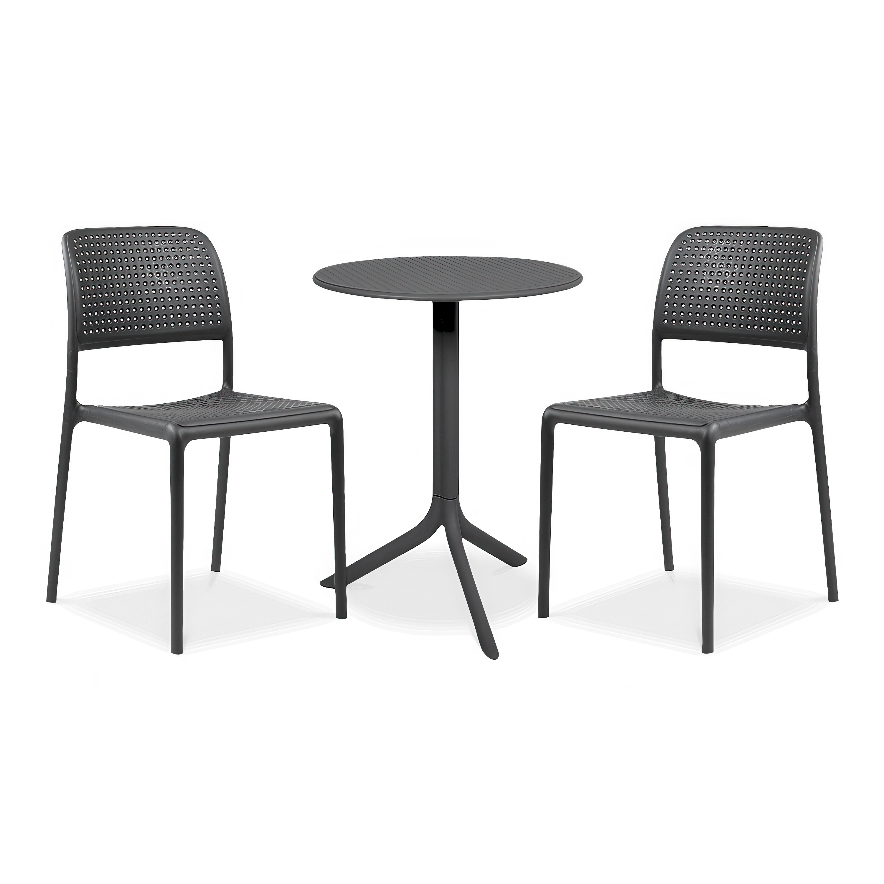  Zestaw kawowy do ogrodu, składający się z okrągłego stołu i dwóch krzeseł. Meble w kolorze grafitowym stoją na szarym tle. Blat stołu i oparcia krzeseł mają ażurowy, perforowany wzór, który dodaje zestawowi nowoczesności. Idealne meble ogrodowe na mały b