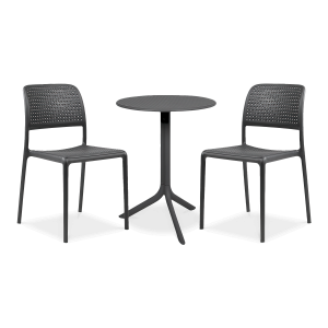 Zestaw kawowy do ogrodu, składający się z okrągłego stołu i dwóch krzeseł. Meble w kolorze grafitowym stoją na szarym tle. Blat stołu i oparcia krzeseł mają ażurowy, perforowany wzór, który dodaje zestawowi nowoczesności. Idealne meble ogrodowe na mały b