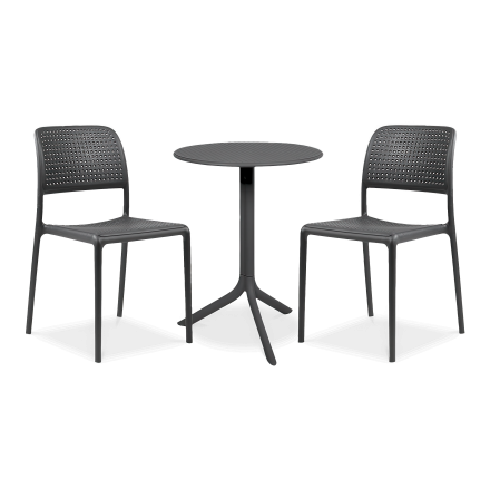 Zestaw kawowy do ogrodu, składający się z okrągłego stołu i dwóch krzeseł. Meble w kolorze grafitowym stoją na szarym tle. Blat stołu i oparcia krzeseł mają ażurowy, perforowany wzór, który dodaje zestawowi nowoczesności. Idealne meble ogrodowe na mały b