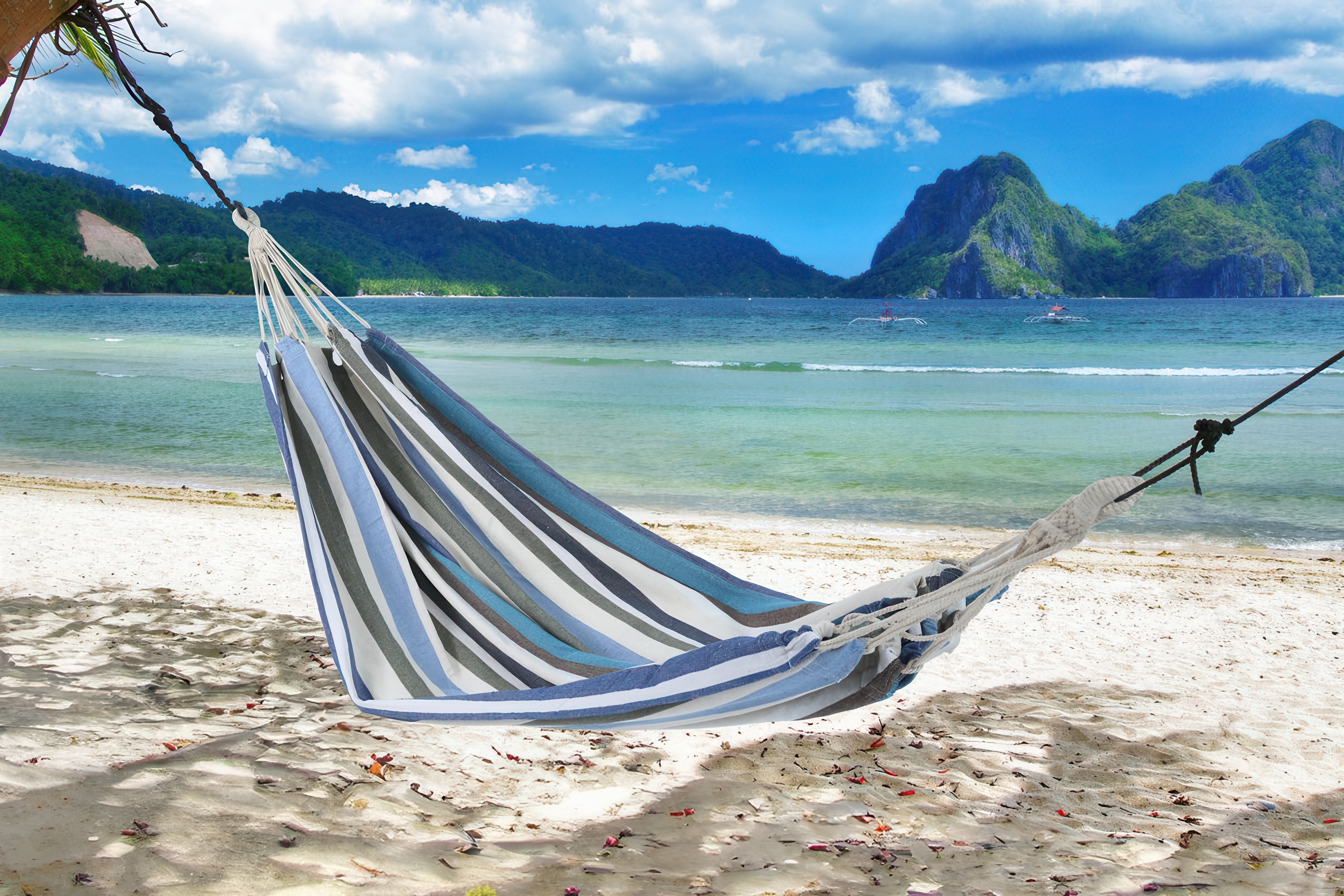 hamak zanzibar niebieski-beżowy wiszący na tle morza
