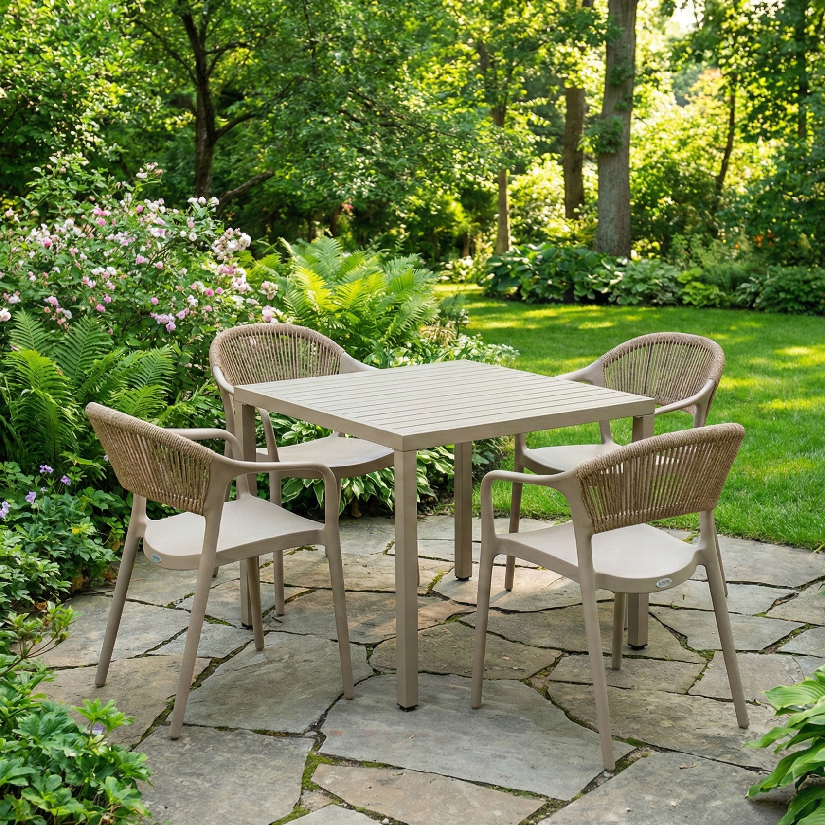 Beżowy zestaw mebli ogrodowych na kamiennym tarasie wśród zieleni