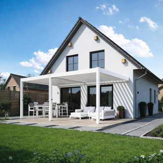 Biała pergola tarasowa z dachem lamelowym przy nowoczesnym domu jednorodzinnym