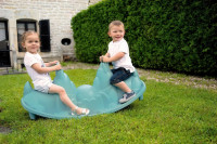 Dzieci na bujaku piesku niebieskim