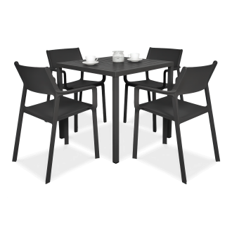 zestaw kawowy na balkon z czterema krzesłami i stolikiem