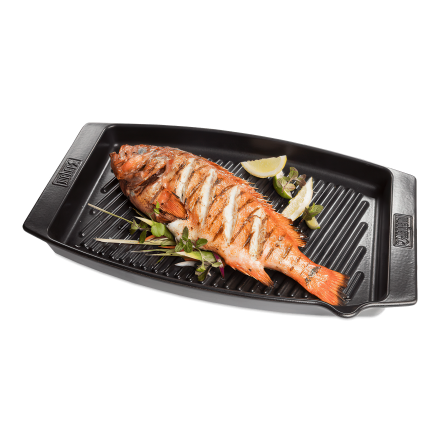 ceramiczna forma do pieczenia z rybą i dodatkami na grilla