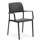 czarne krzesło ogrodowe z oparciem i podłokietnikami