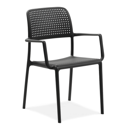 czarne krzesło ogrodowe z oparciem i podłokietnikami