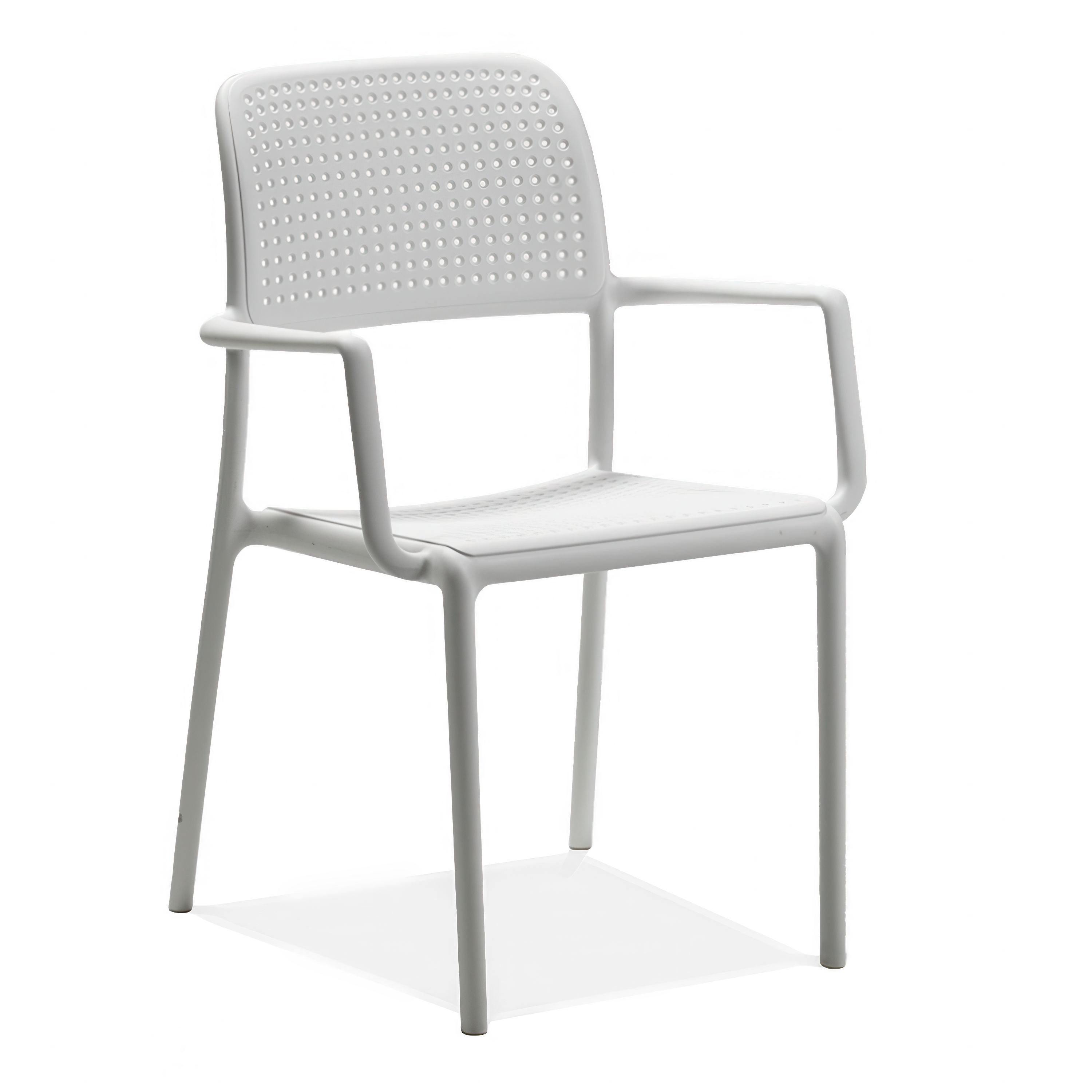 białe krzesło z oparciem i podłokietnikami