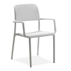 białe krzesło z oparciem i podłokietnikami