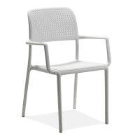 białe krzesło z oparciem i podłokietnikami