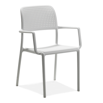 białe krzesło z oparciem i podłokietnikami